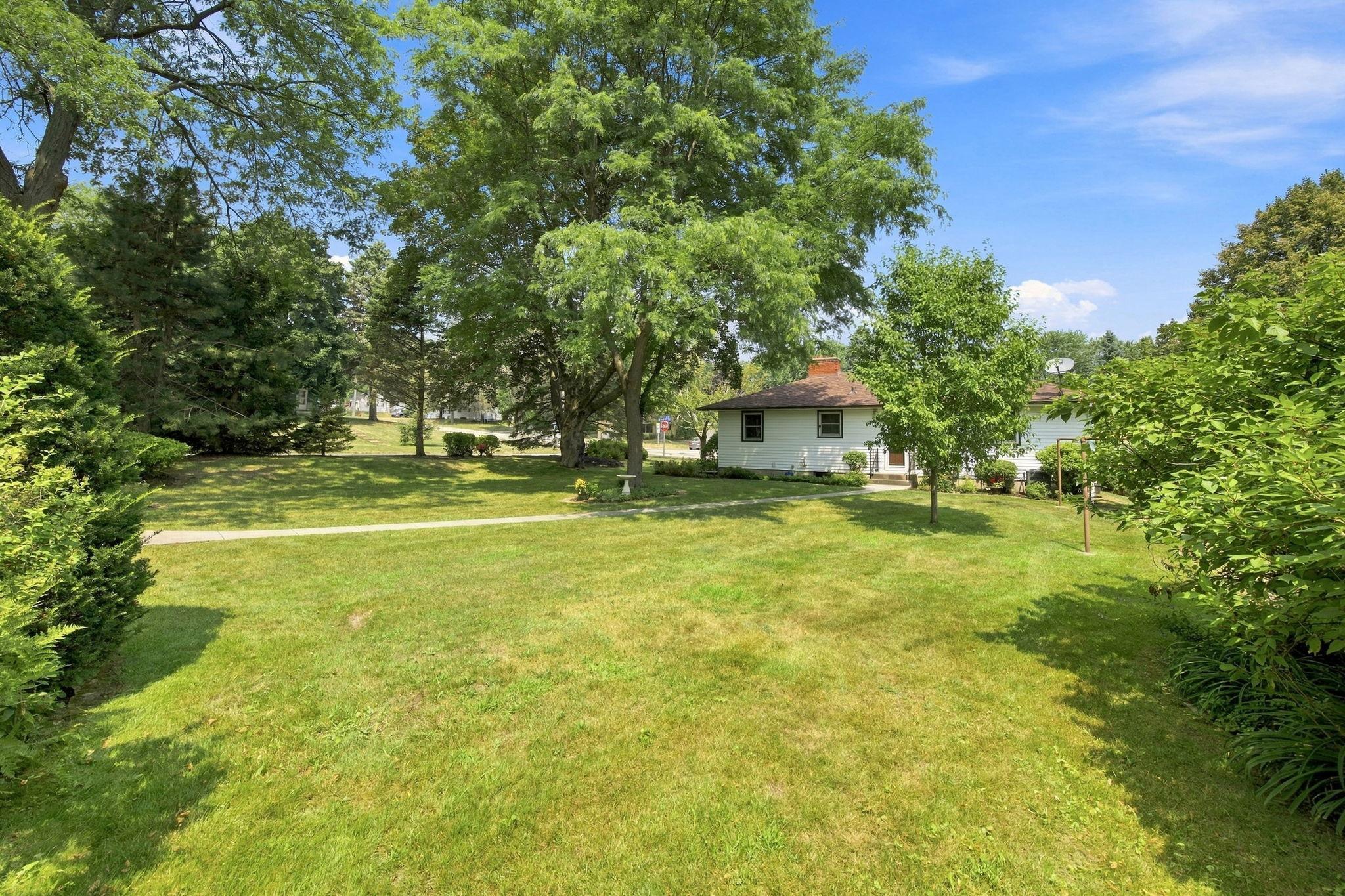 2464 Holloway Avenue E - Photo 2