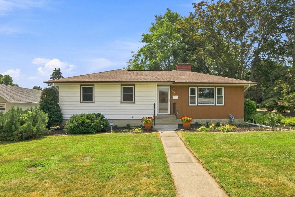 Photo of 2464 Holloway Avenue E, North Saint Paul, MN 55109 (MLS # 7111134)