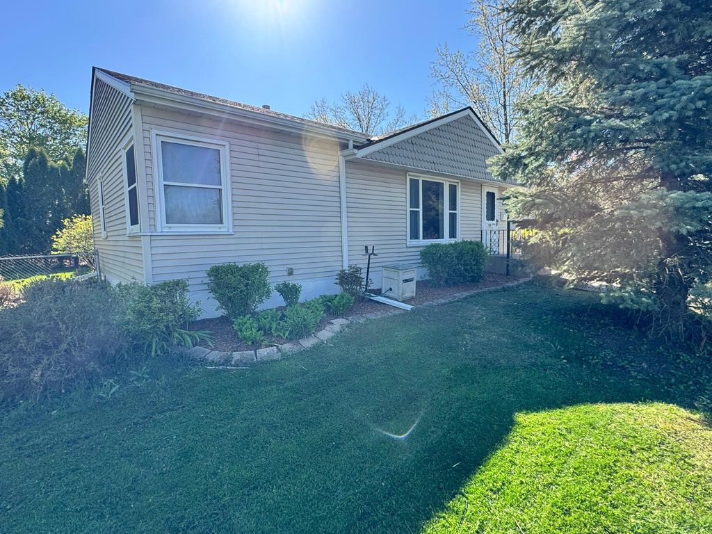 Photo of 782 Howard Street N, Saint Paul, MN 55119 (MLS # 7069829)