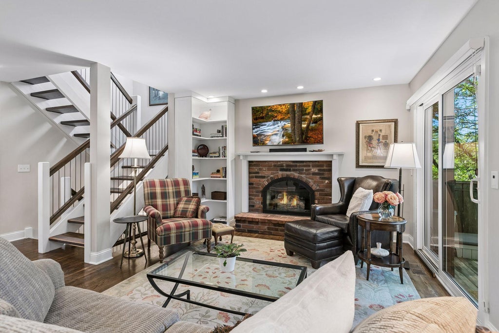 Photo of 1952 Dupont Avenue S, Minneapolis, MN 55403 (MLS # 7164254)