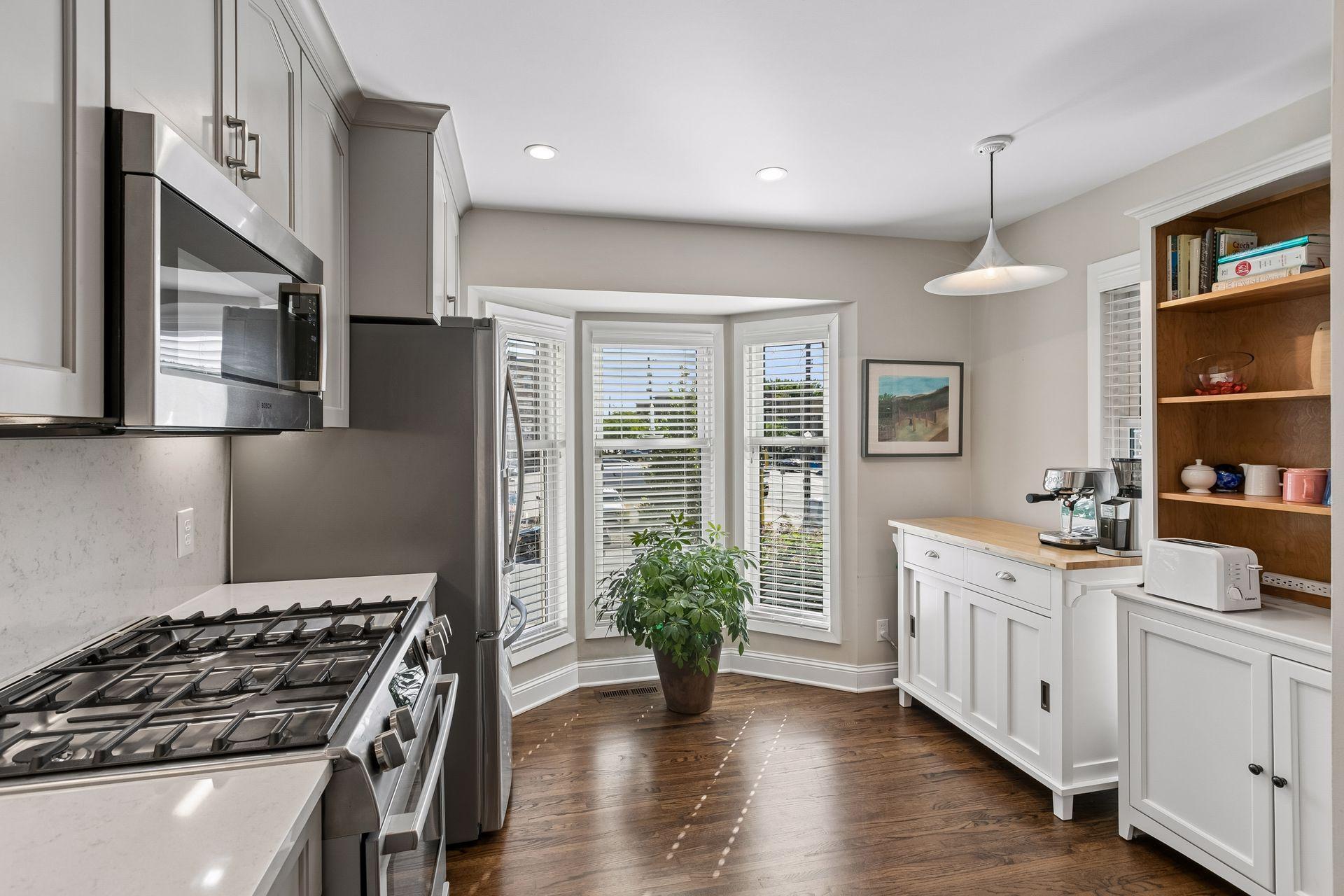 1952 Dupont Avenue S