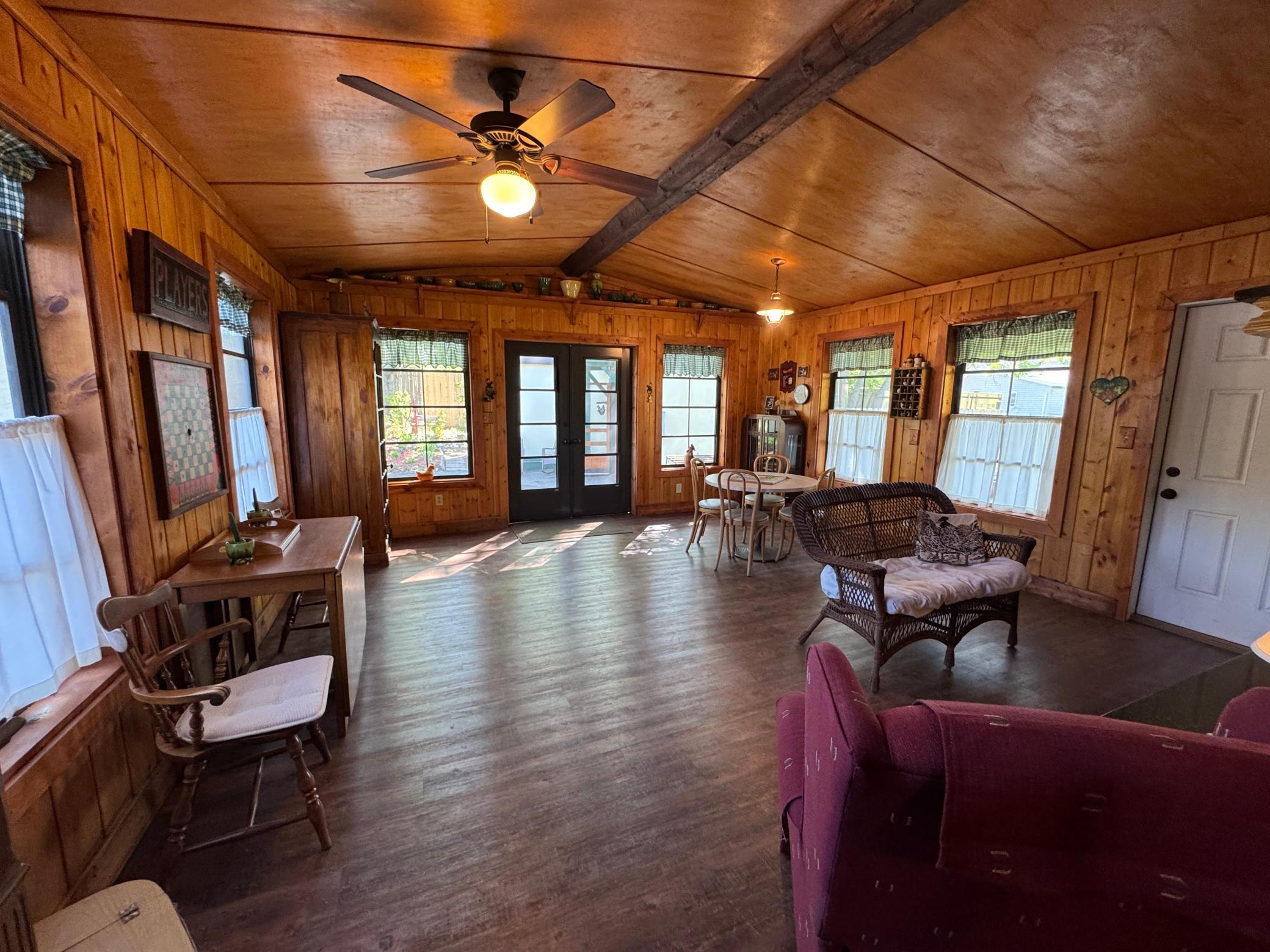 395 Broadway Street W