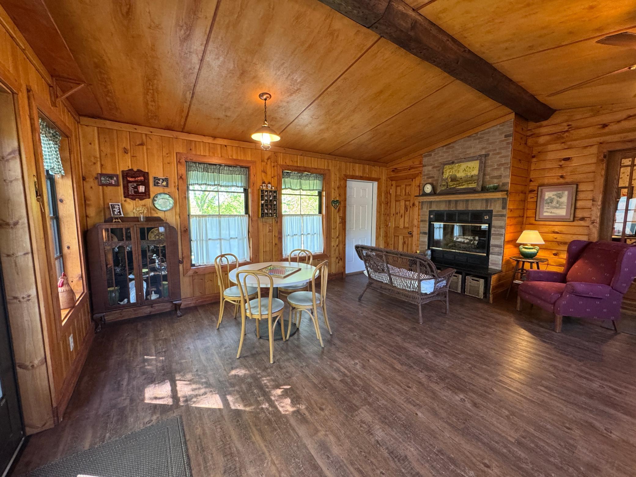 395 Broadway Street W