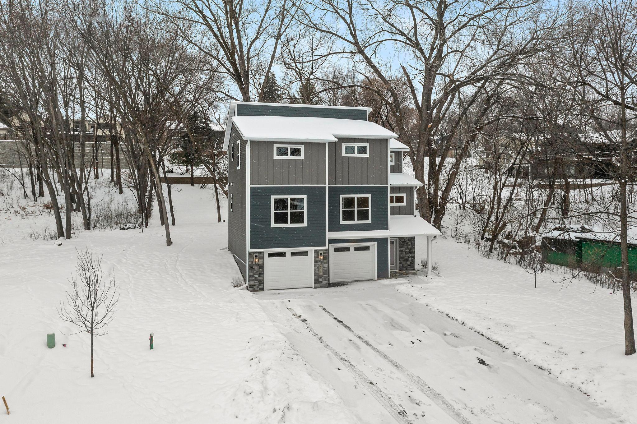 2817 Victoria Street N