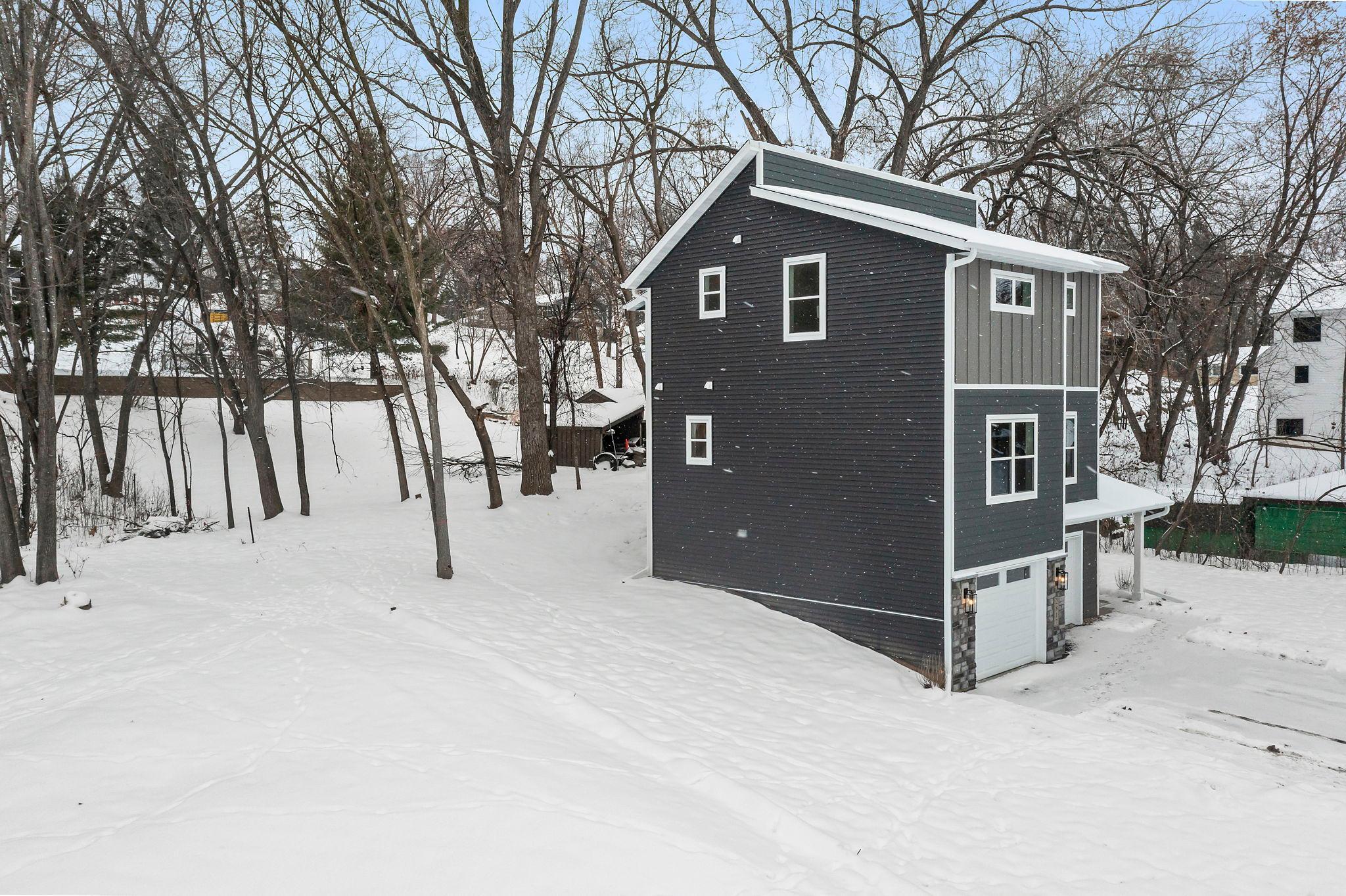 2817 Victoria Street N