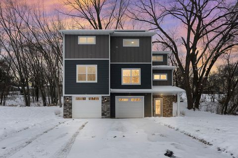 2817 Victoria Street N Roseville MN 55113