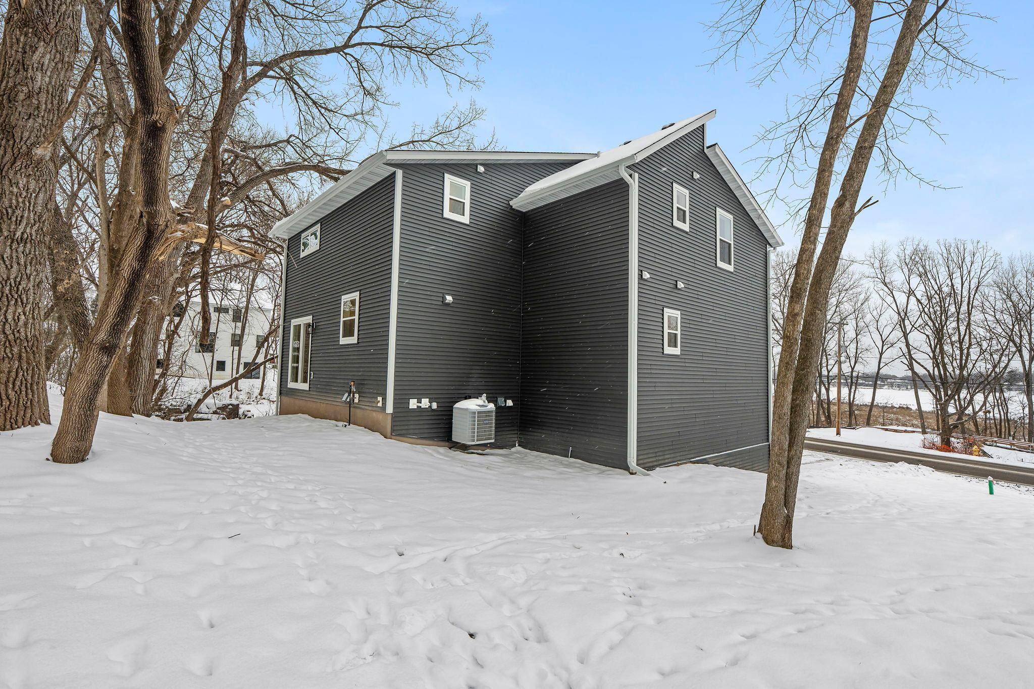 2817 Victoria Street N