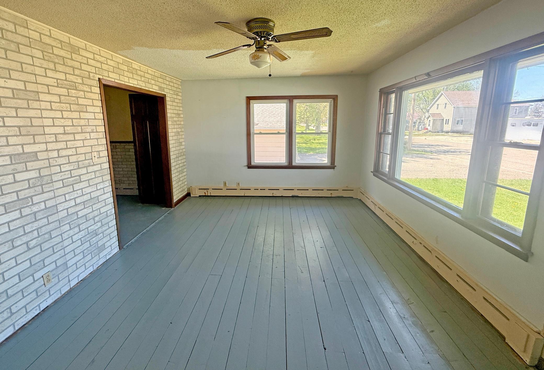 217 Pearl Street W - Photo 2