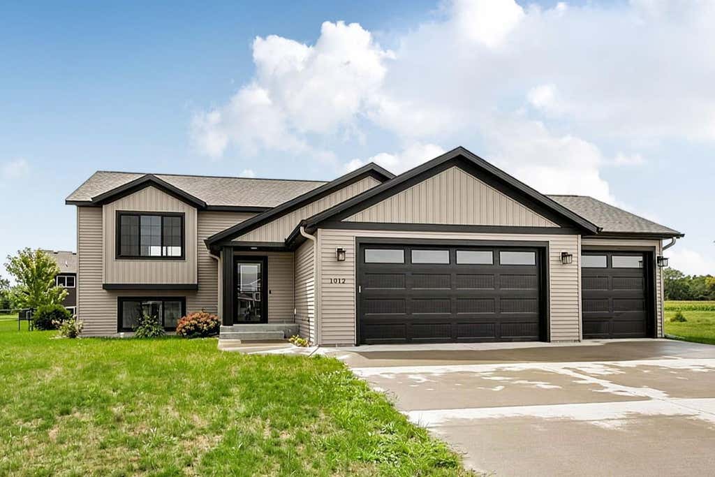Photo of 1012 26th Street Loop, Sartell, MN 56377 (MLS # 7130096)