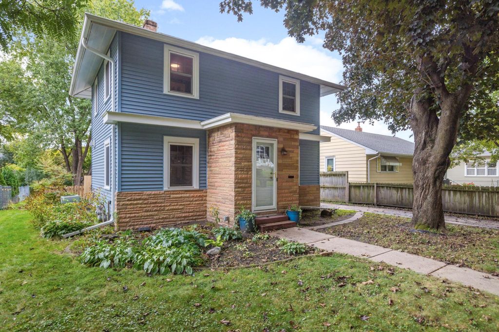 Photo of 762 Lexington Parkway S, Saint Paul, MN 55116 (MLS # 7041350)