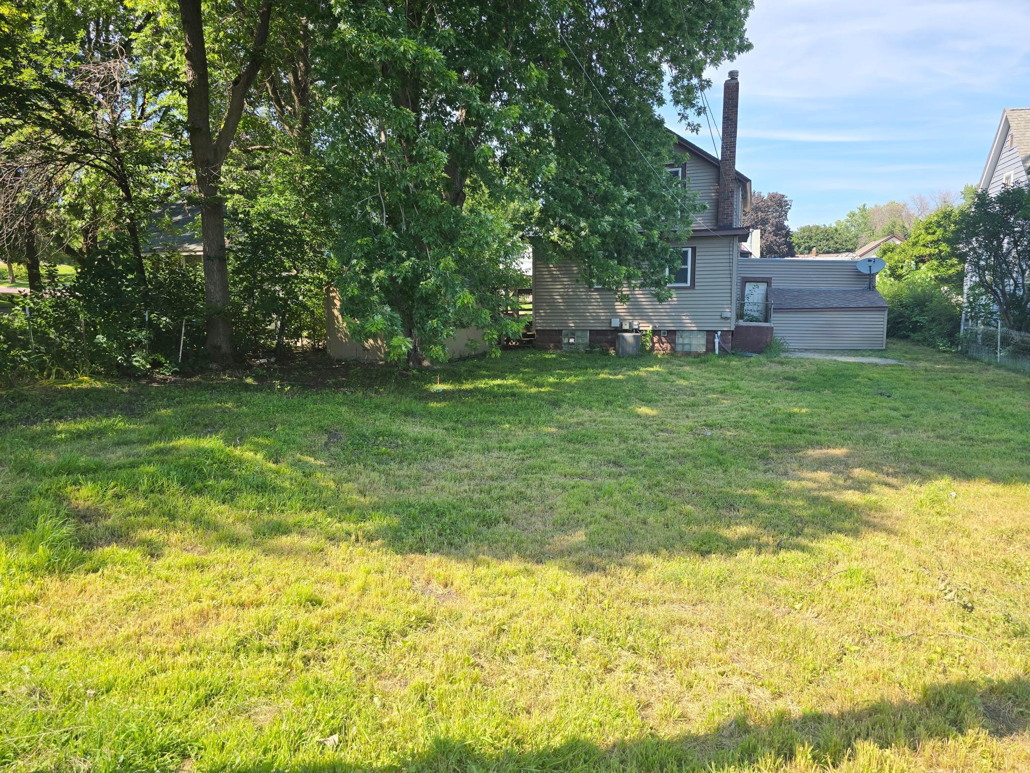 706 E 3rd Street - Photo 2