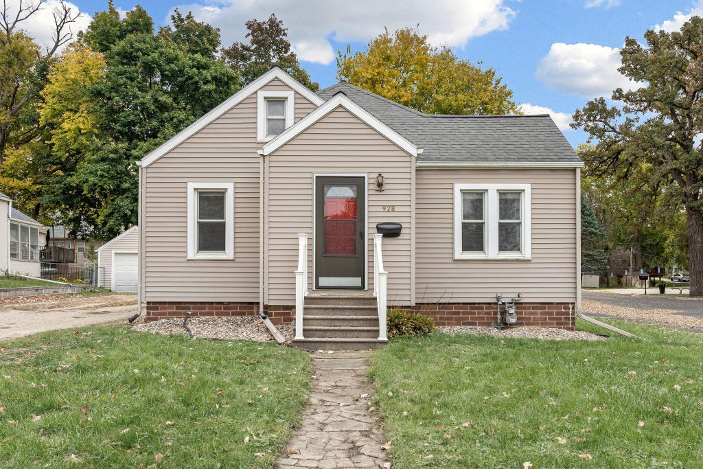 Photo of 928 Bridge Avenue, Albert Lea, MN 56007 (MLS # 7156700)