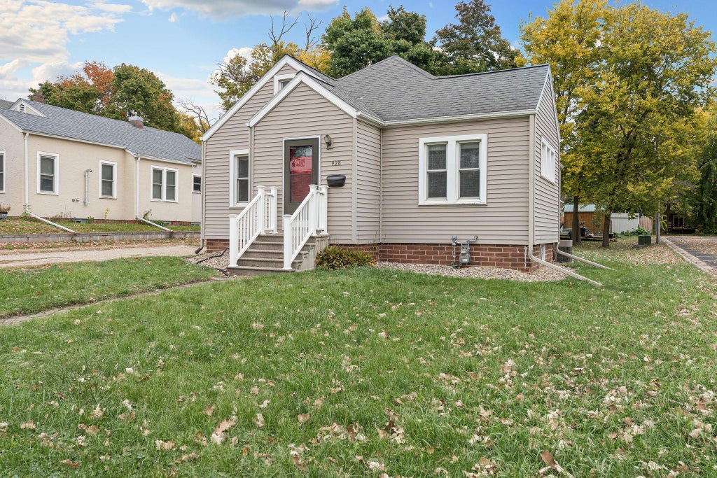 Photo of 928 Bridge Avenue, Albert Lea, MN 56007 (MLS # 7156700)