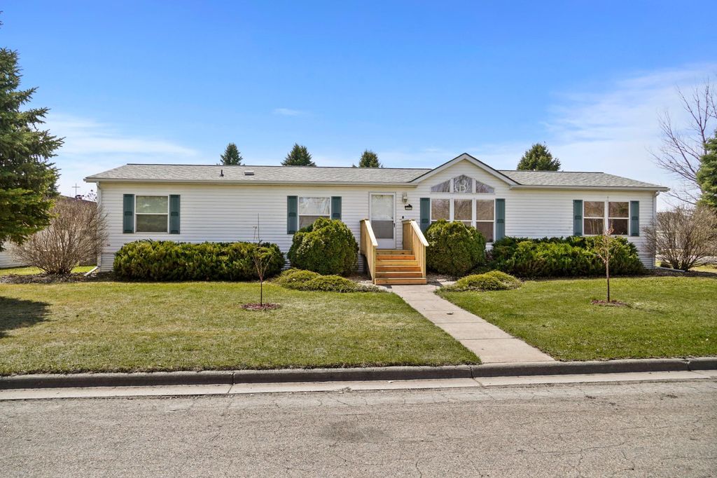 Photo of 4 4th Avenue SE, Gwinner, ND 58040 (MLS # 7060687)