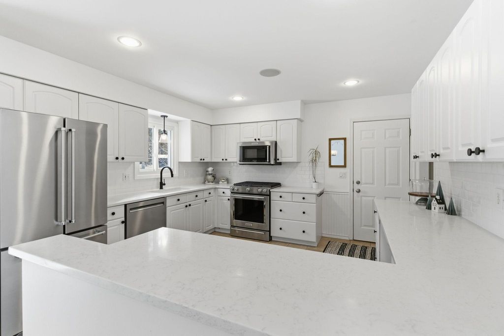 Photo of 3918 Turquoise Point, Eagan, MN 55122 (MLS # 7013010)