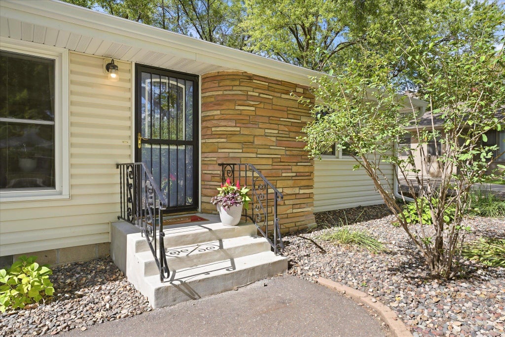 Photo of 2209 Midlothian Road, Roseville, MN 55113 (MLS # 7134962)