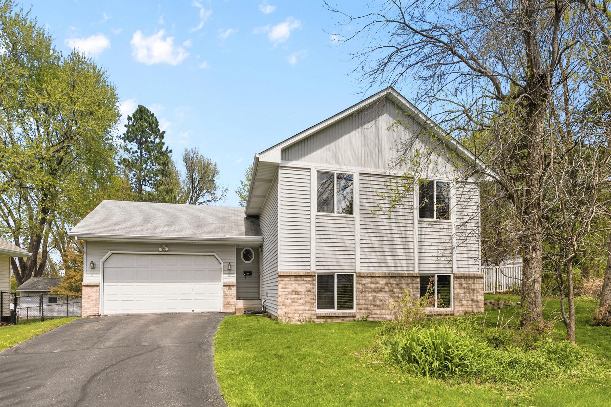 1387 Clarence Court