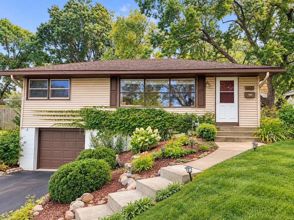 Photo of 1410 Jordan Avenue S, Saint Louis Park, MN 55426 (MLS # 7150646)