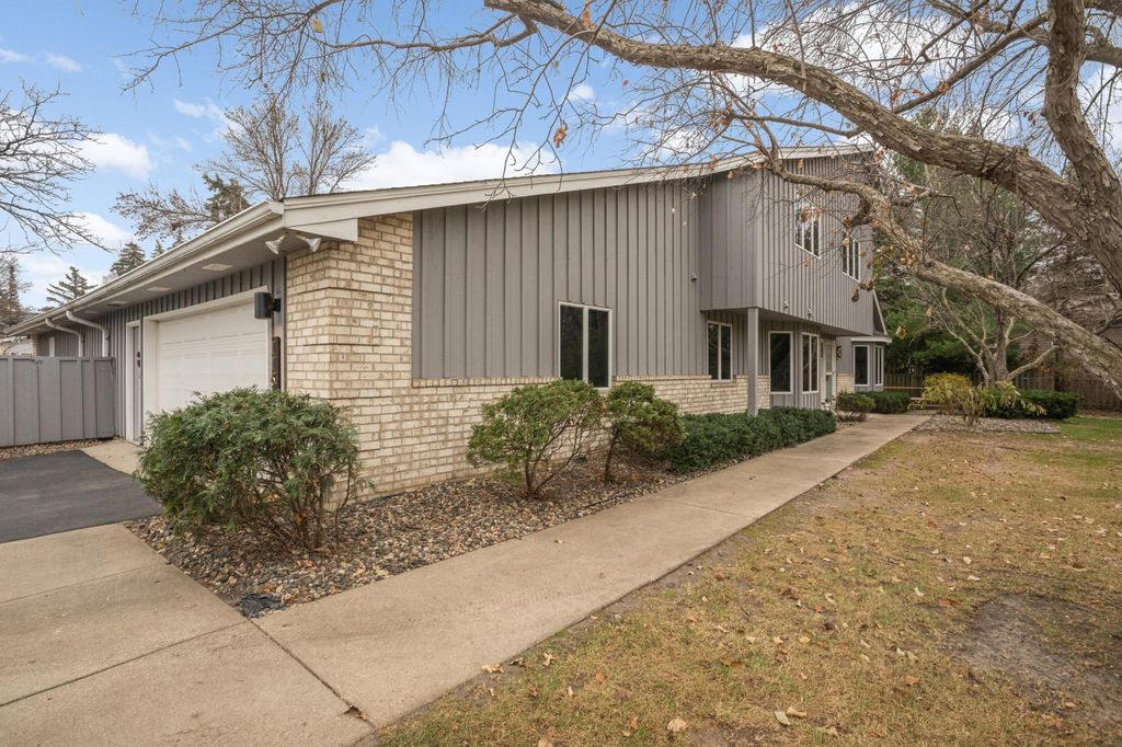 Photo of 1166 Kingsley Court S, Mendota Heights, MN 55118 (MLS # 6818809)