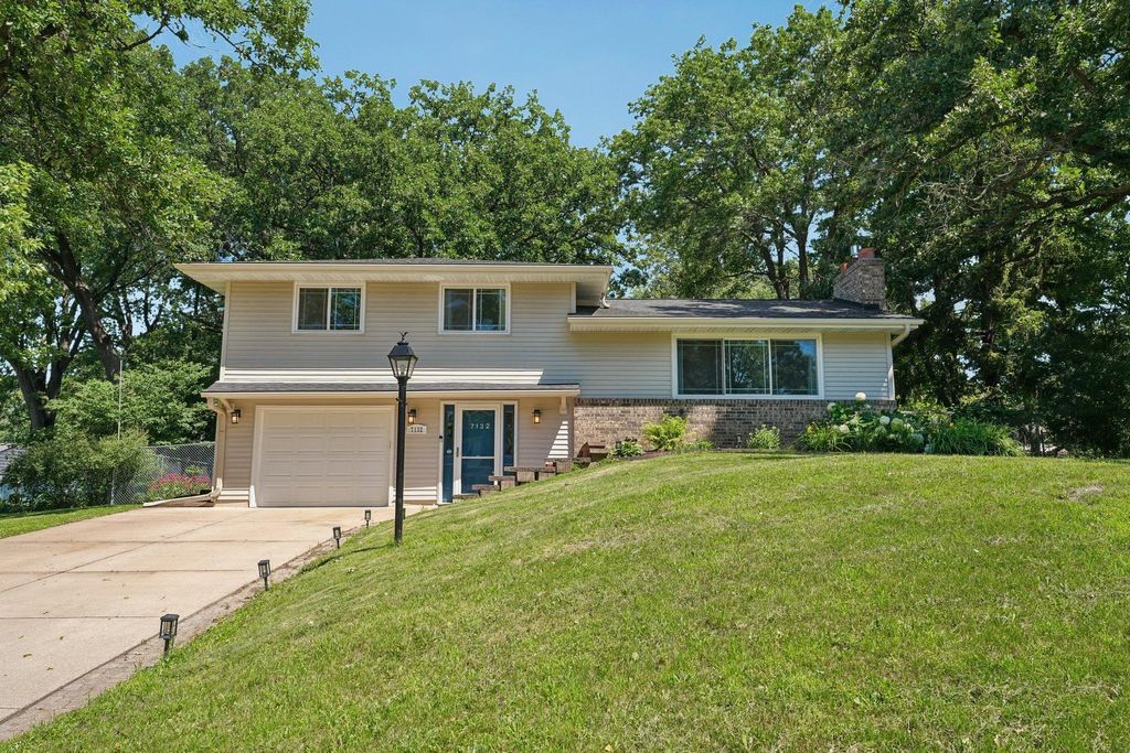Photo of 7132 Courtly Road, Woodbury, MN 55125 (MLS # 7101469)