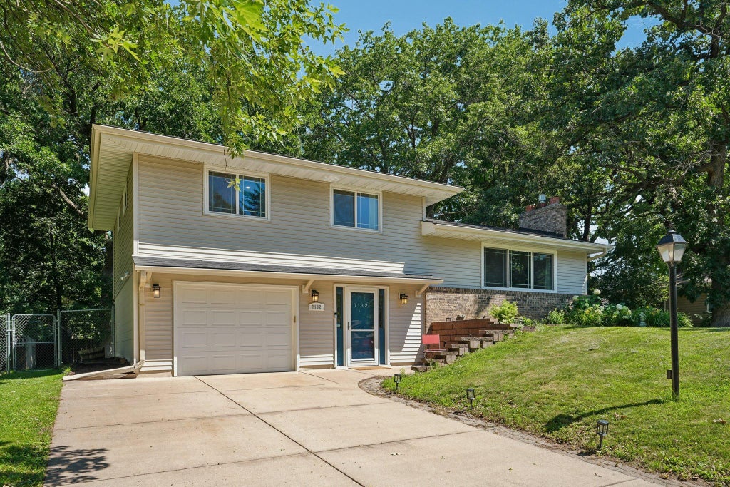 Photo of 7132 Courtly Road, Woodbury, MN 55125 (MLS # 7101469)