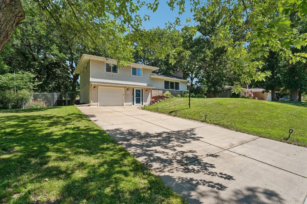 Photo of 7132 Courtly Road, Woodbury, MN 55125 (MLS # 7101469)