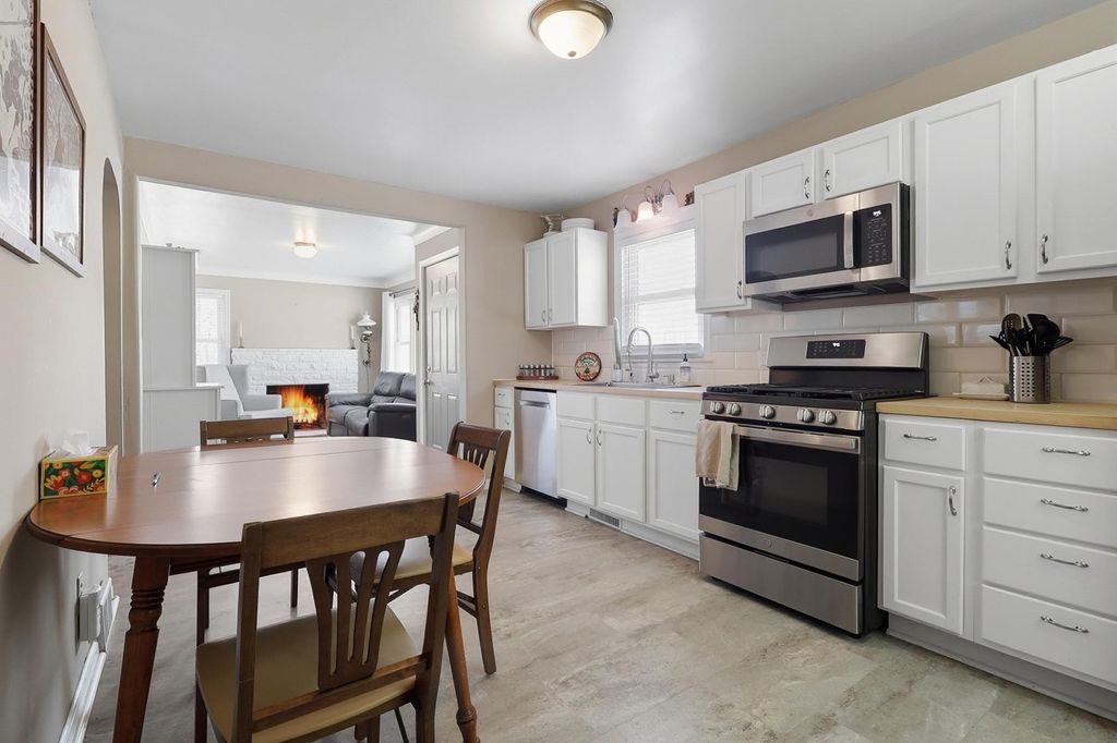 Photo of 1064 Rose Avenue E, Saint Paul, MN 55106 (MLS # 7018144)