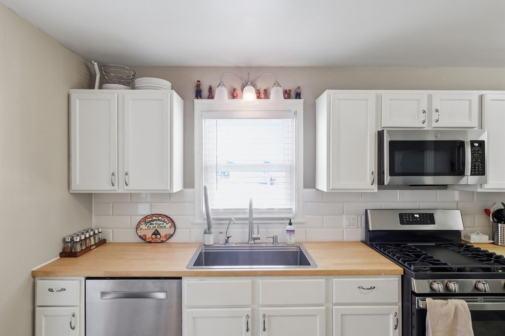 Photo of 1064 Rose Avenue E, Saint Paul, MN 55106 (MLS # 7018144)