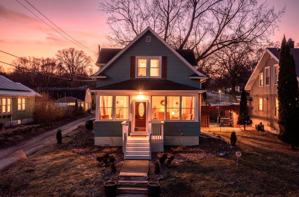 Photo of 158 Morton Street W, Saint Paul, MN 55107 (MLS # 7050943)