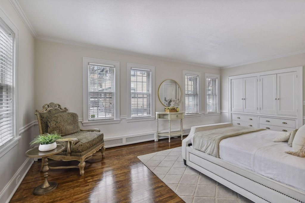 Photo of 1820 Girard Avenue S, Minneapolis, MN 55403 (MLS # 7019992)