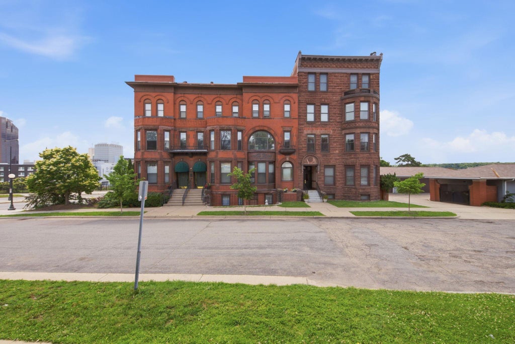 Photo of 168 College Avenue W #2, Saint Paul, MN 55102 (MLS # 7093335)
