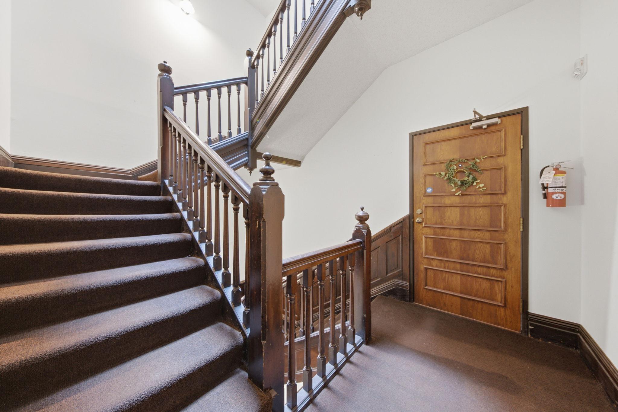 168 College Avenue W 2