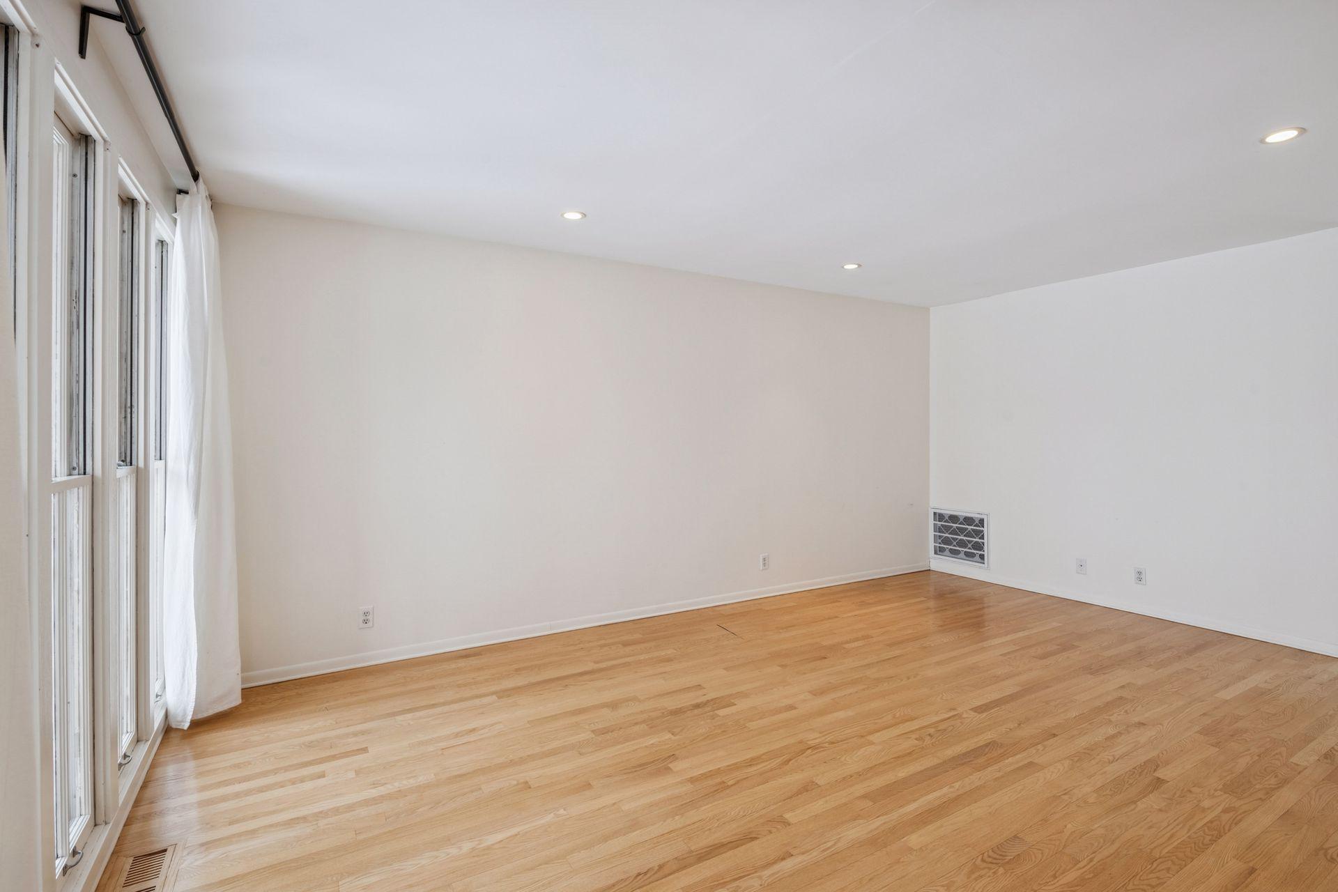 6381 Barrie Road 0120