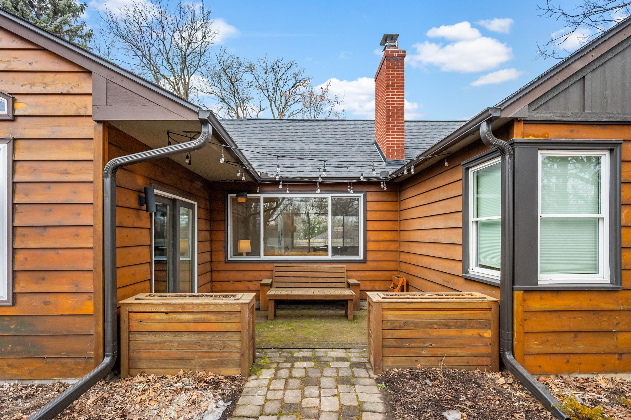 216 Winnetka Avenue S