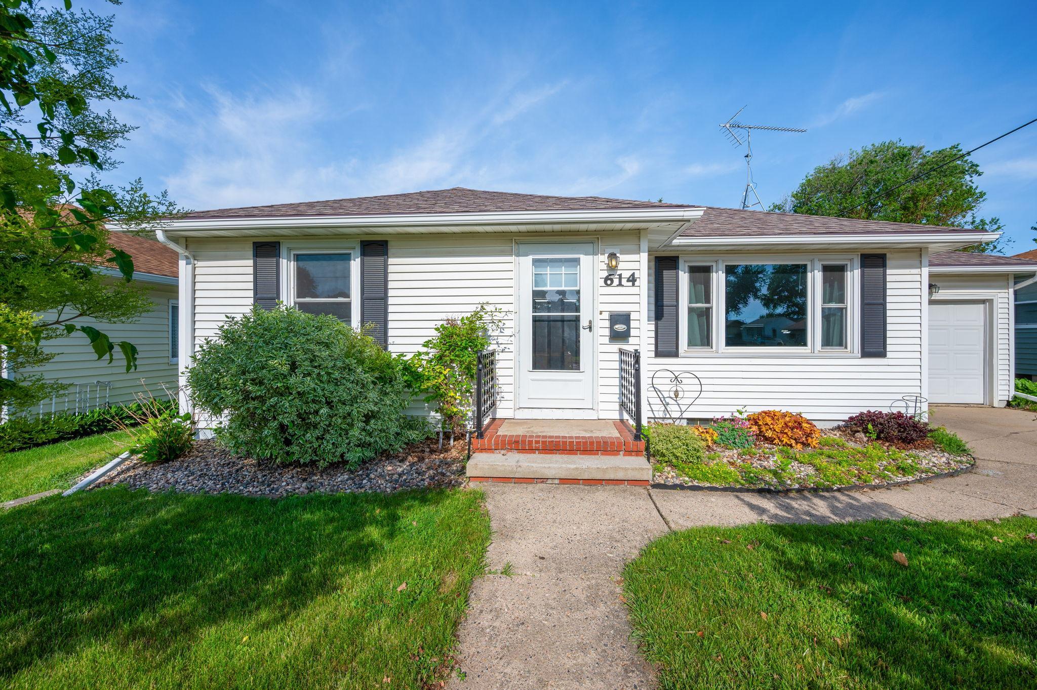 Photo 1 of 34 — 614 Highland Avenue, Fairmont, MN 56031