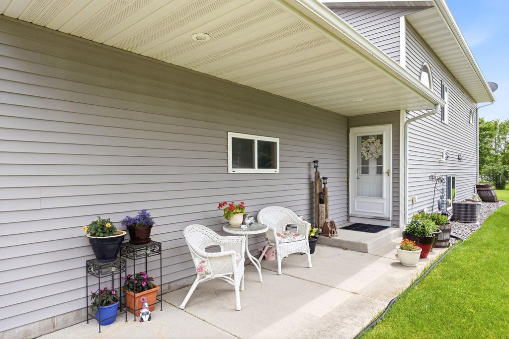 Photo of 840 Cleveland Avenue SW, Hutchinson, MN 55350 (MLS # 7097599)