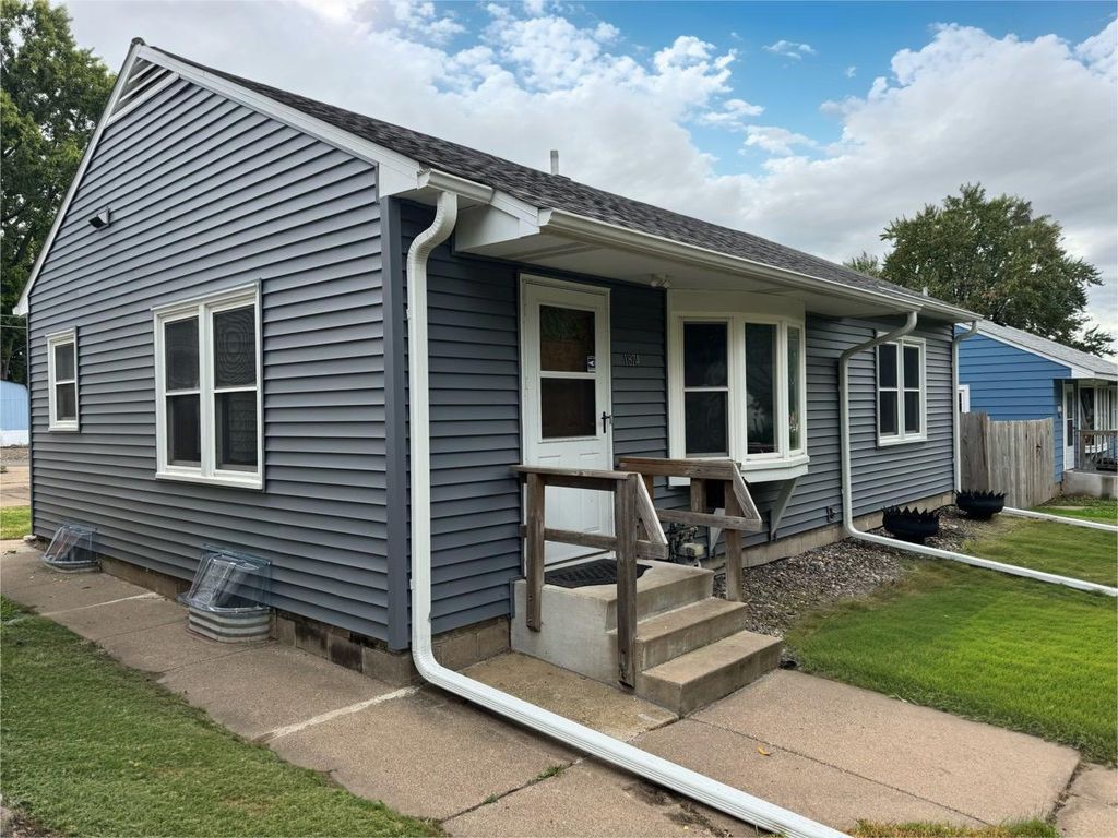 Photo of 1874 Hoyt Avenue E, Saint Paul, MN 55119 (MLS # 7008571)