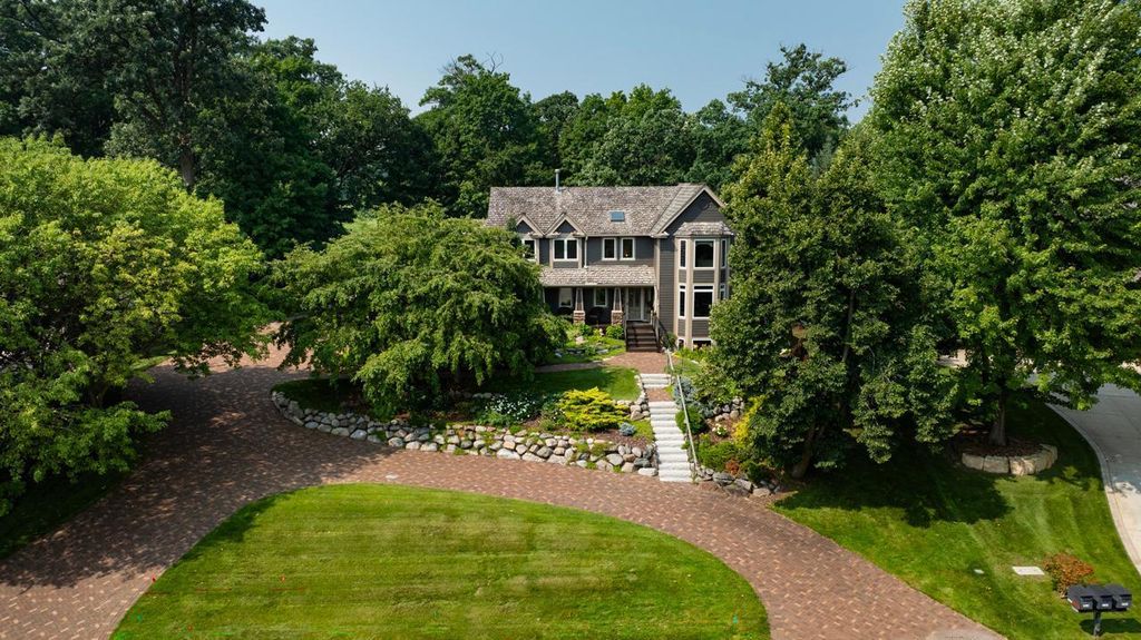 Photo of 2890 Autumn Woods Drive, Chaska, MN 55318 (MLS # 7014412)