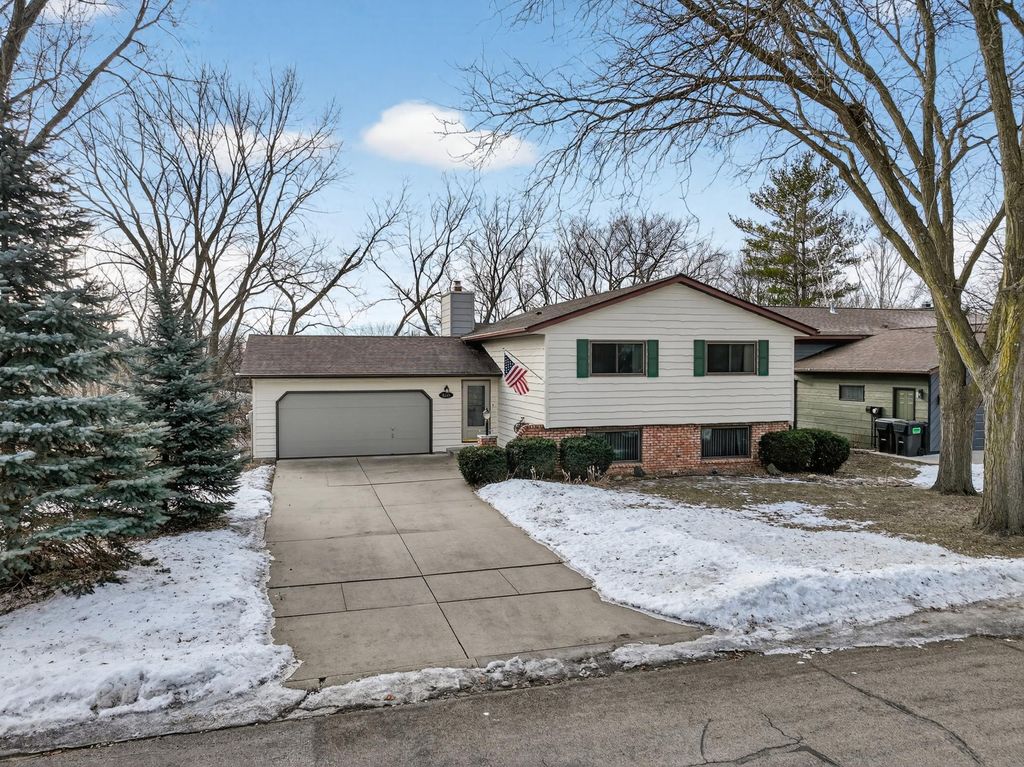 Photo of 2335 2nd Avenue SW, Rochester, MN 55902 (MLS # 7009922)