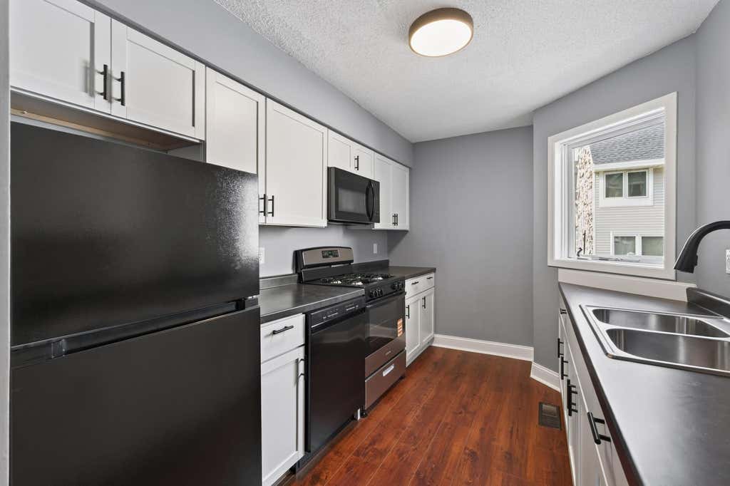 Photo of 25 Stevens Street E #25, Saint Paul, MN 55107 (MLS # 7125140)