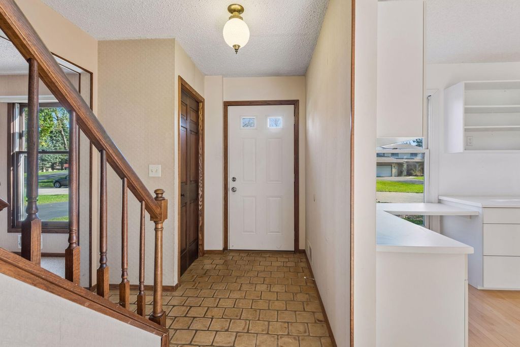 Photo of 812 Oriole Lane, Chaska, MN 55318 (MLS # 7022082)