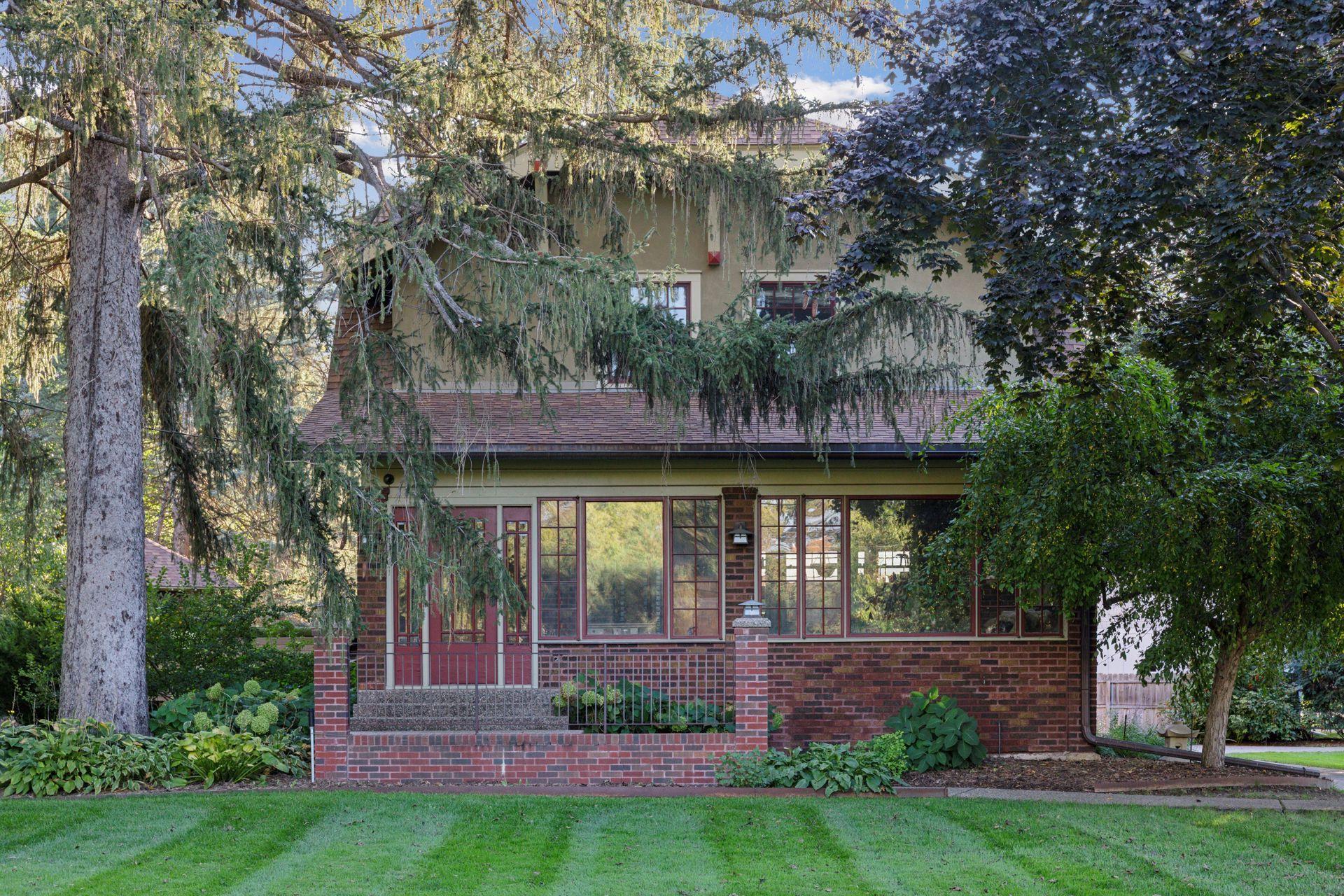 1085 Ryan Avenue W