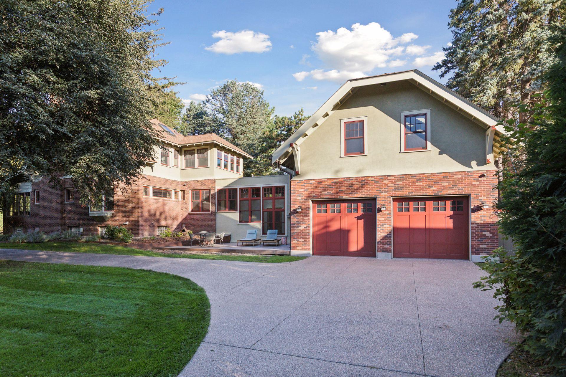 1085 Ryan Avenue W