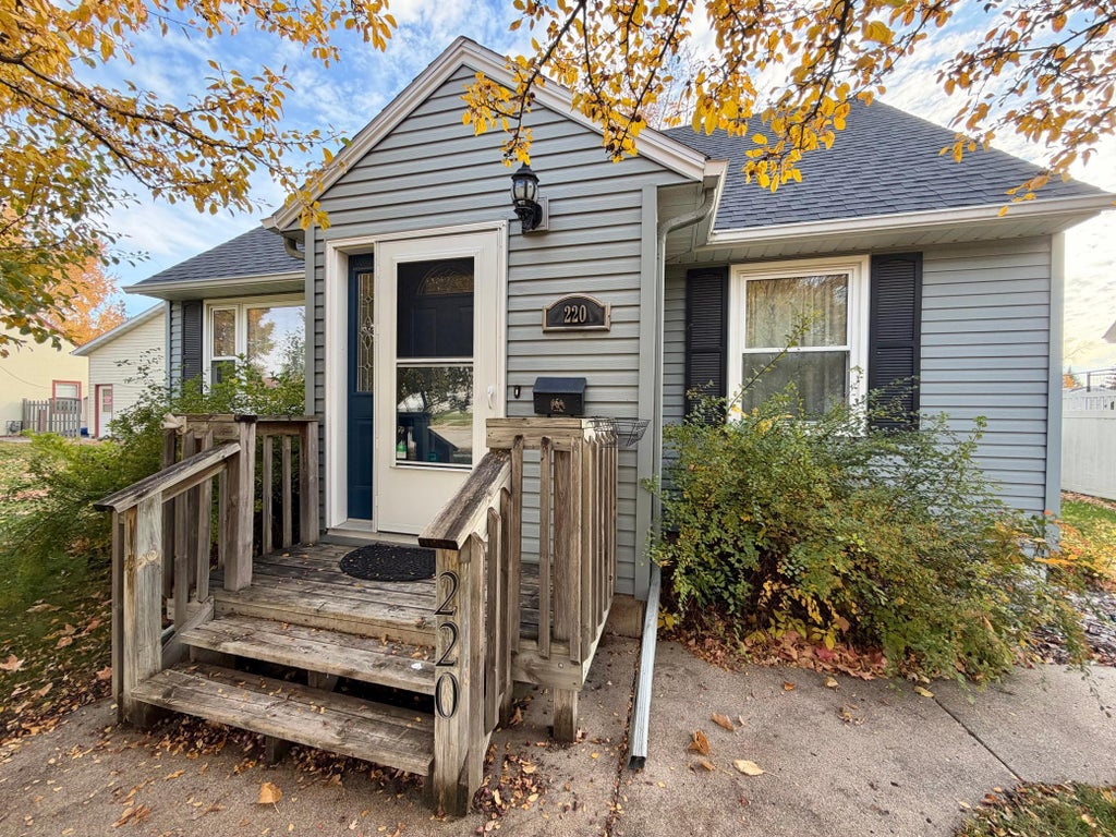 Photo of 220 Merriam Avenue N, Thief River Falls, MN 56701 (MLS # 7164123)