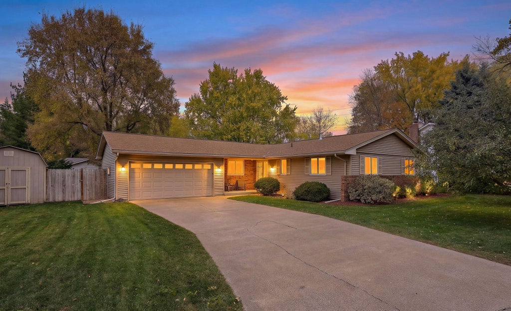 Photo of 11209 Carver Court, Burnsville, MN 55337 (MLS # 7163393)