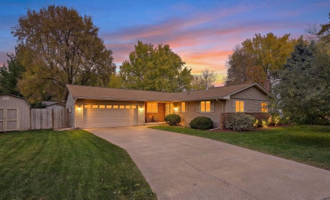 Photo of 11209 Carver Court, Burnsville, MN 55337 (MLS # 7163393)