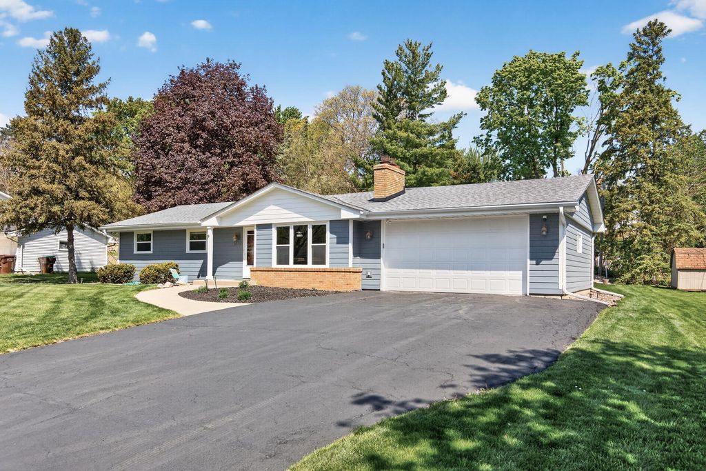 Photo of 10340 York Lane, Bloomington, MN 55431 (MLS # 7073627)