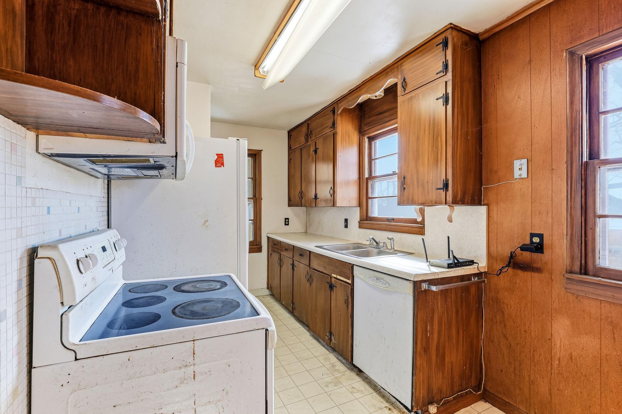 820 Point Douglas Road S