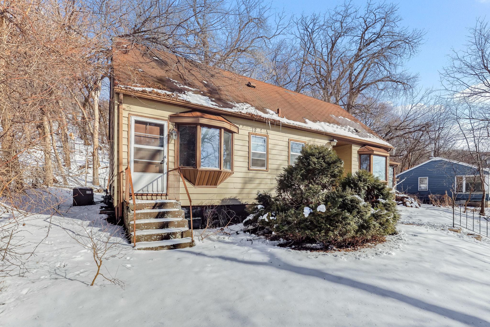 820 Point Douglas Road S