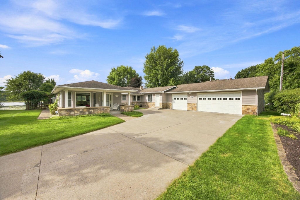 Photo of 7806 Gloria Circle, Mounds View, MN 55112 (MLS # 7136031)